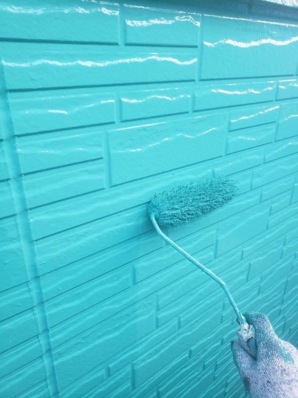 サイディングの外壁の2回目です。艶のある塗料なので、2回塗り重ねることでより光沢が出て綺麗にできあがります。