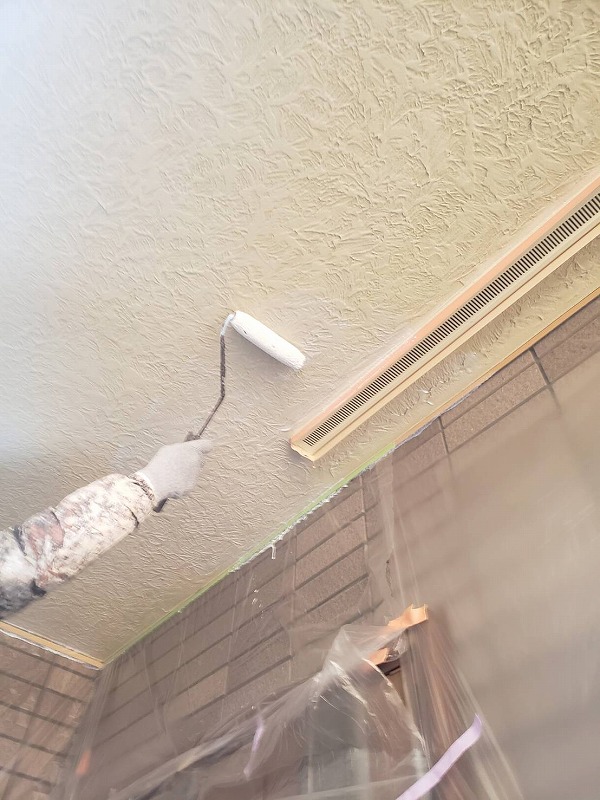 軒裏部分を下塗りしています。垂れて落ちないように塗料の量に気をつけて塗っていきます。