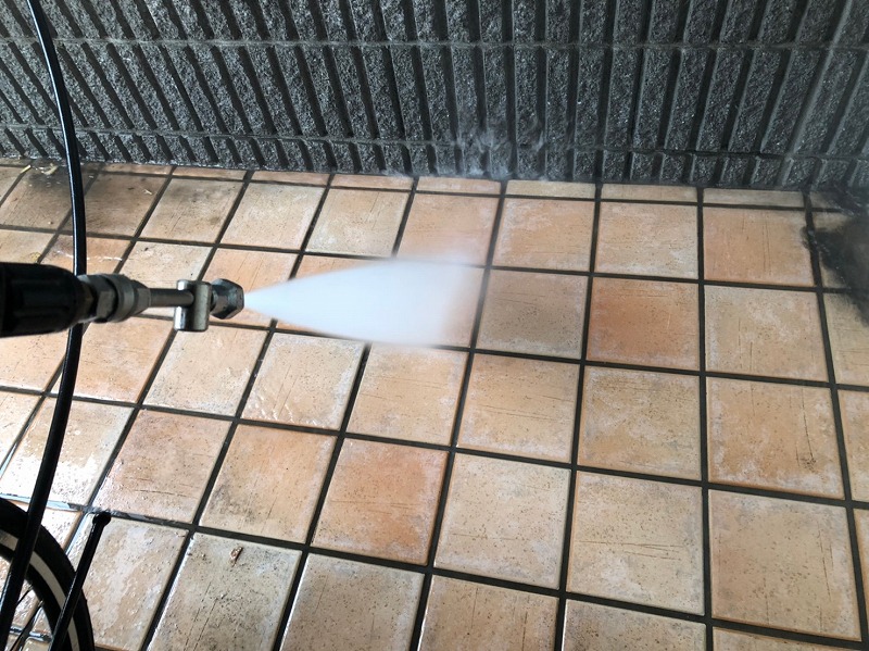 床のタイル部分も高圧洗浄でさっぱりときれいになります。