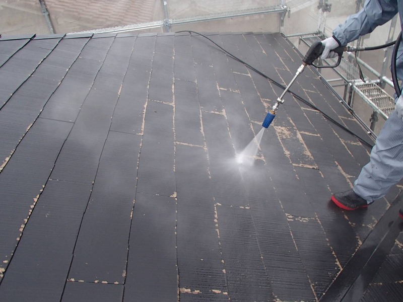 屋根の高圧洗浄をしています。汚れが落ちると、瓦の塗装の剥がれもよく見えます。