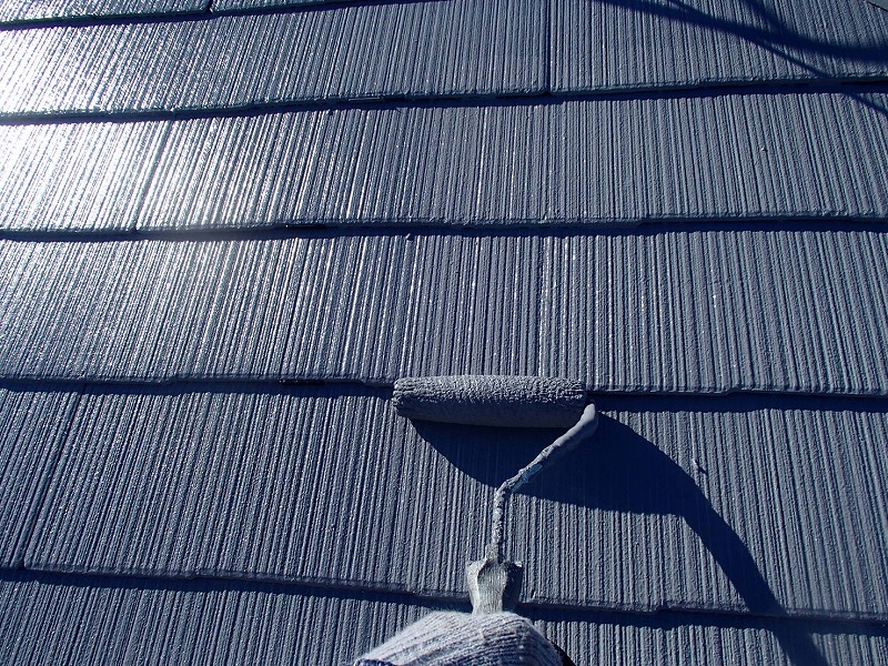 屋根の上塗りでは、タスペーサーごと塗装することで、タスペーサーが目立たなくなります。