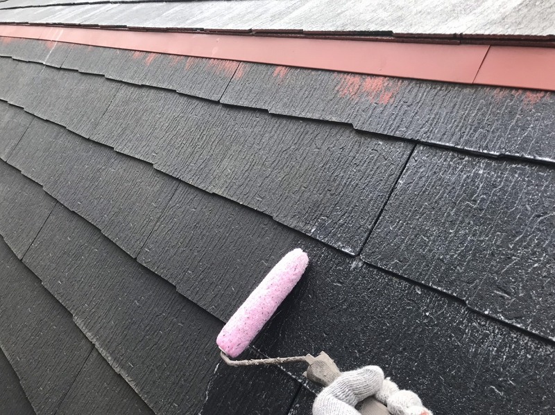 棟板金に錆止めを塗ってから、屋根全体に下塗りをしていきます。