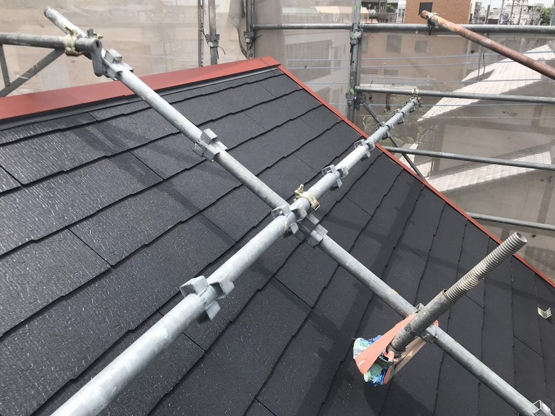 傾斜が厳しいので屋根の上に足場を付けています。足場は塗装に合わせて持ち上げながら作業します。