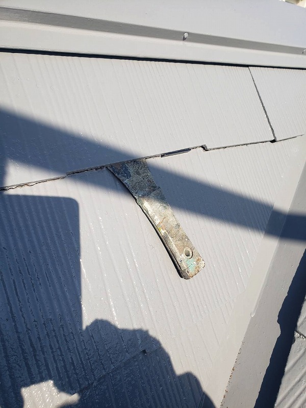 塗料で屋根瓦の隙間が埋まることを防ぐため、タスペーサーを設置しています。