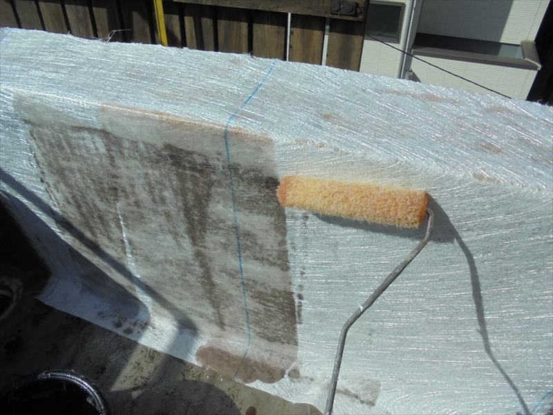 ベランダの立ち上がり部分(手すりの土台)にガラスシートを貼ってポリウレタン樹脂を染み込ませています。