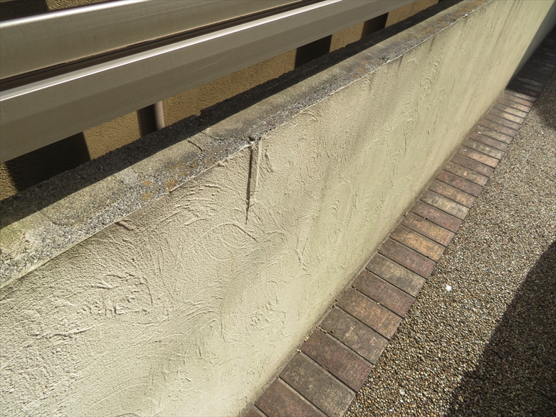 こちらは塀部分。塀に大きなヒビが入り、表面がずれて裂け目がありました。