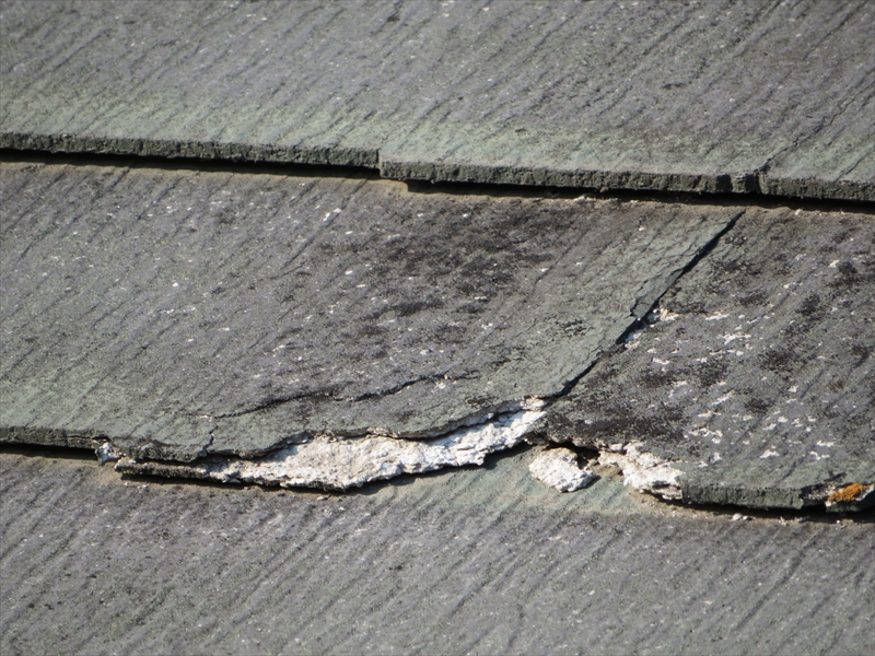 屋根にはヒビや割れがいくつかありました。