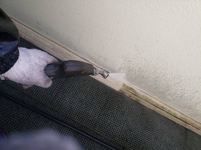 高圧洗浄で丁寧に外壁の汚れを洗い流していきます。