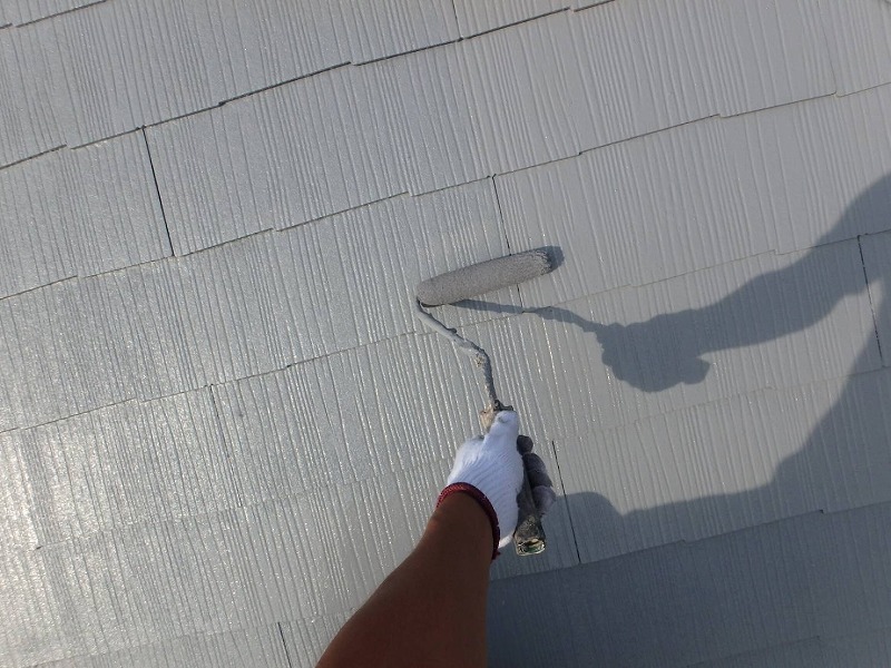 屋根の上塗りの様子です。2回重ねることで塗膜が厚くなり、表面のキメも整います。
