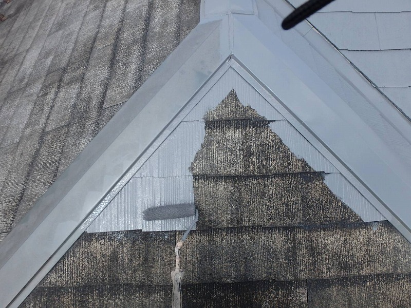 こちらは屋根の中塗り中。板金でできた棟も同じ塗料で塗装するので、塗装後は色の違いが無くなります。現在は右半分の塗装が終わっています