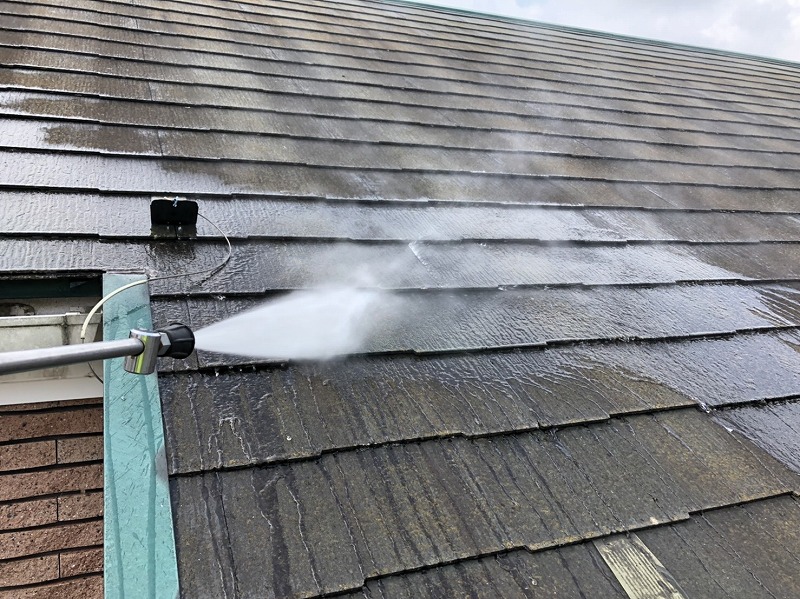 屋根の高圧洗浄をしています。