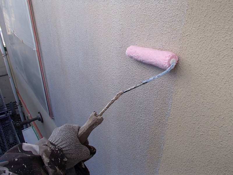 外壁の下塗りです。この後に使う塗料の密着率を高める効果があります。
