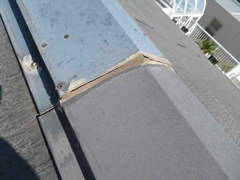 屋根の棟板金は一部交換したようで、つなぎ目のシールが切れていました。