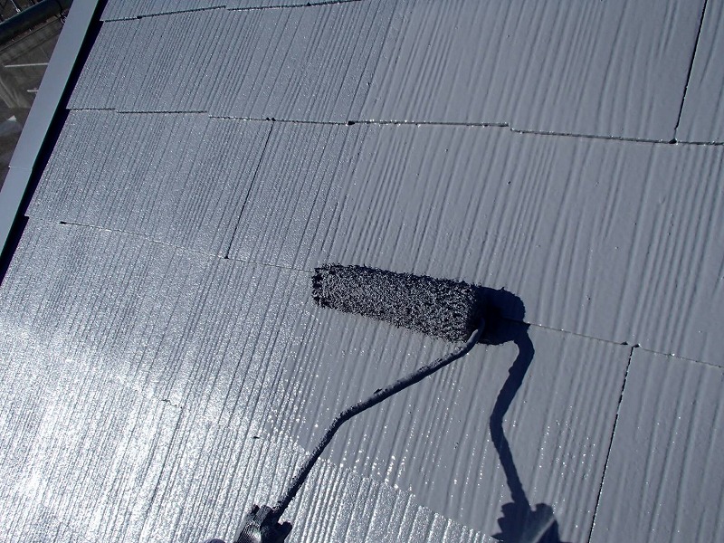 続いて屋根の上塗りです。塗膜が厚くなって、塗料のキメが整ってきます。
