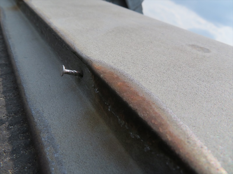 屋根の棟板金は釘が飛び出していてサビができていました。