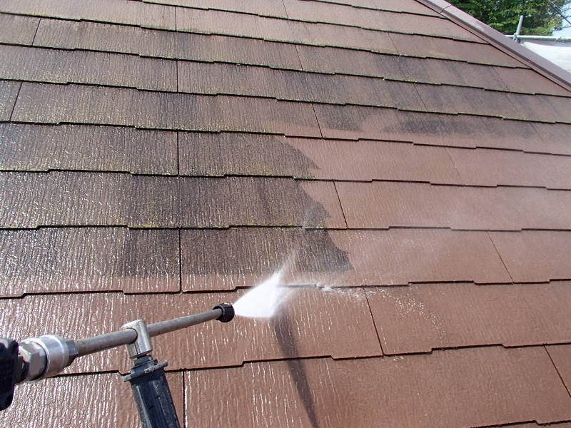 屋根の汚れを高圧洗浄で洗い流していきます。