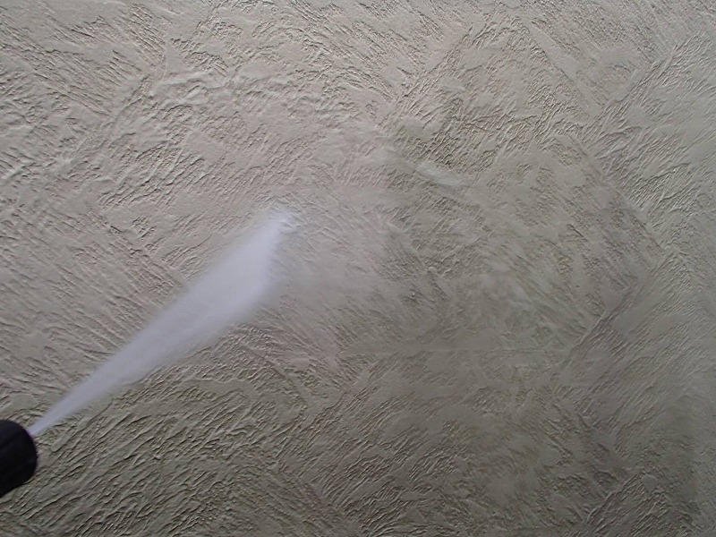 こちらも外壁の高圧洗浄の様子です。凹凸のある壁も綺麗になります。