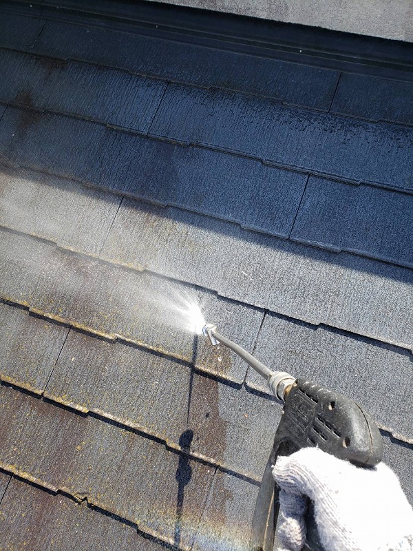 屋根の高圧洗浄の様子です。汚れがどんどん落ちていきます。