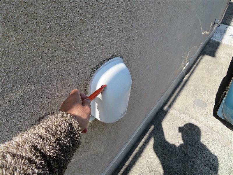 換気フードの周りが汚れているのは、設置した時に雨漏り防止で取付けたコーキングの可塑剤が外壁の上に染み出して塗料や汚れに反応するブリードによるものです。