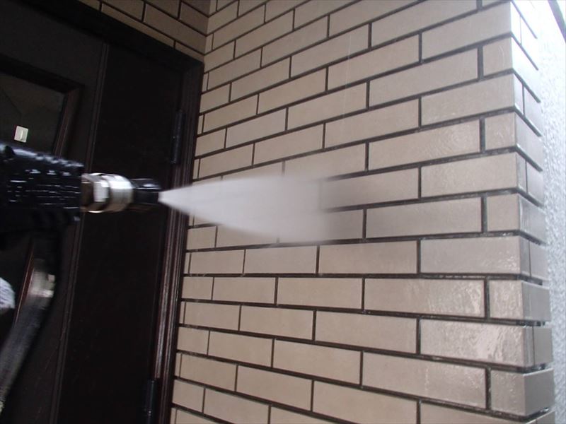 こちらは玄関のタイル周りの高圧洗浄です。
