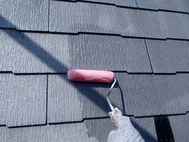 屋根の下塗りをしています。