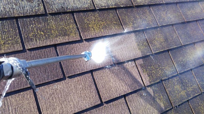 屋根の高圧洗浄を行いました。