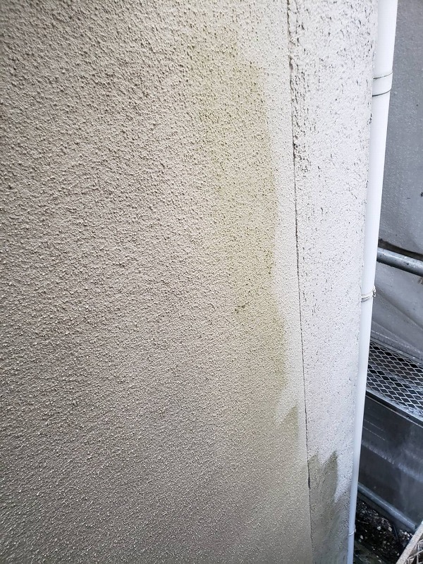 外壁の高圧洗浄です。汚れが落ちて元々の白い外壁が見えてきました。