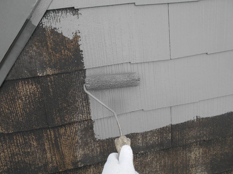 屋根の中塗りが始まりました。スレート瓦の継ぎ目部分や上下の段差はしっかりと埋めていきます。