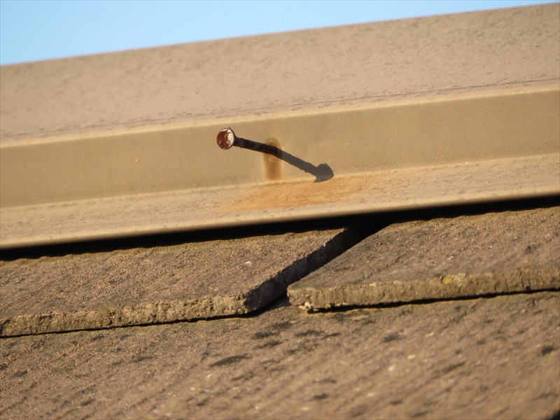 屋根の棟板金の釘が浮いていました。