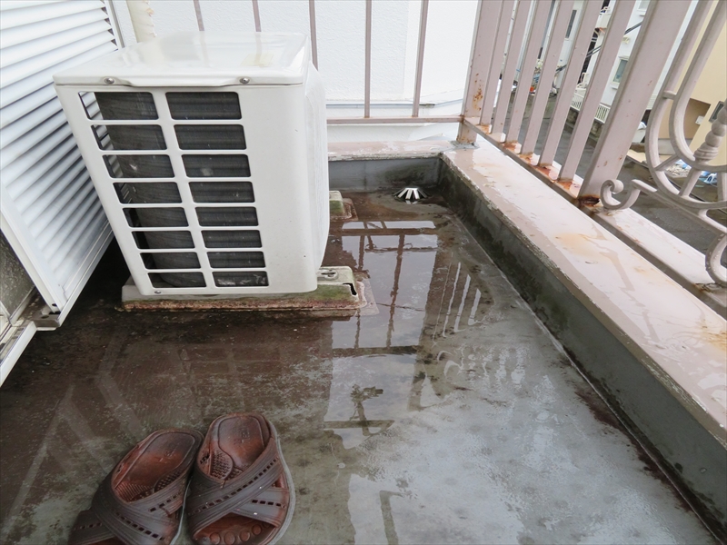たまたま雨が降っている時にお伺いしたところ、ベランダは水がたまって排水に問題があることが分かりました。