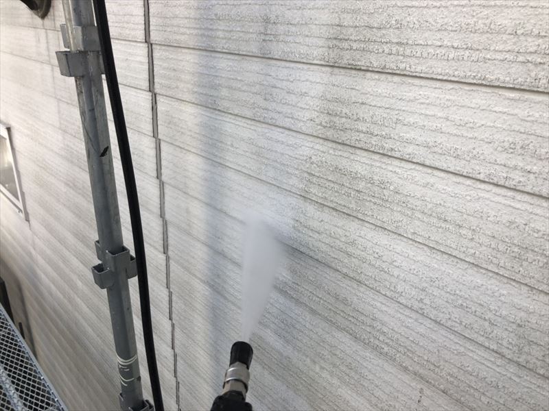外壁の汚れを高圧洗浄で洗い流しています。