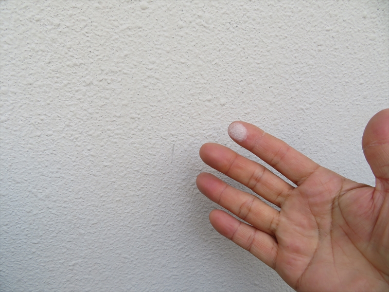 外壁をこすってみると、白い粉が指につくチョーキングが起きていました。