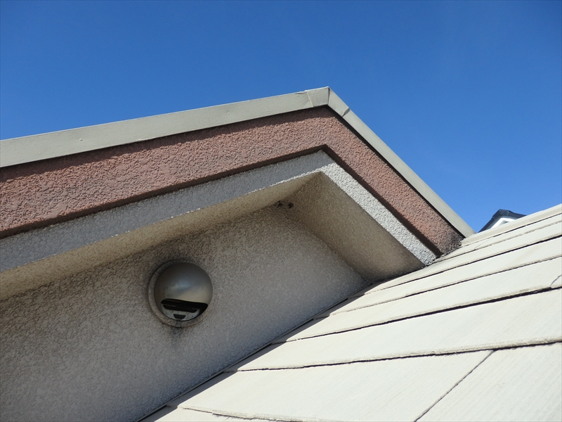破風板部分は外壁と同じようにモルタル塗りで、屋根に接している部分に特に汚れがついて黒くなっています。