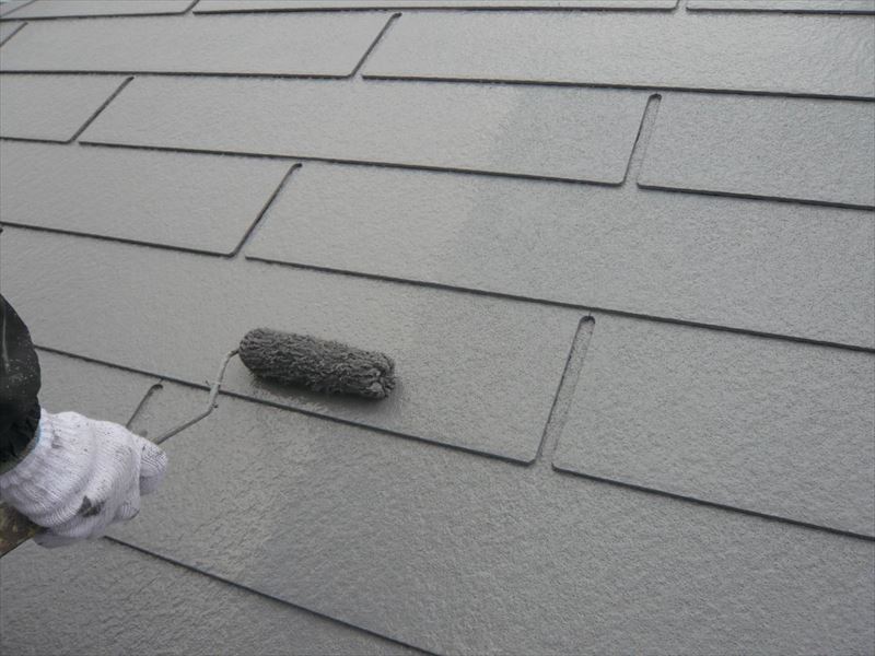屋根の上塗りをしています。