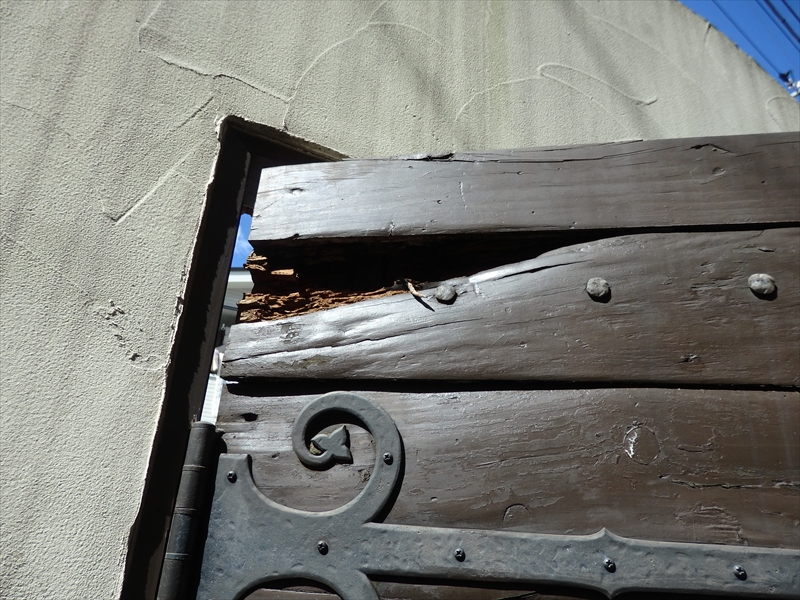 入り口の門扉は重厚な木の扉で、傷んで崩れたところがありました。