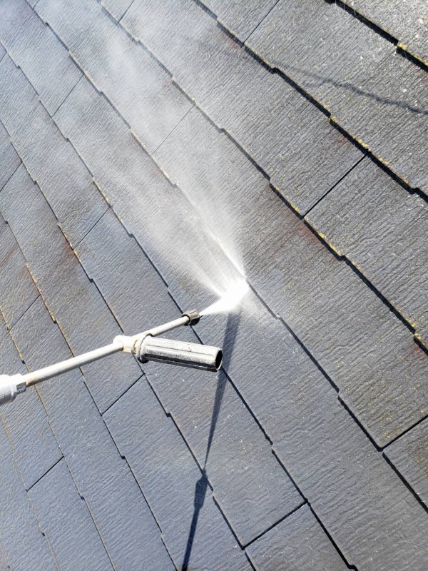 屋根の高圧洗浄を行っています。