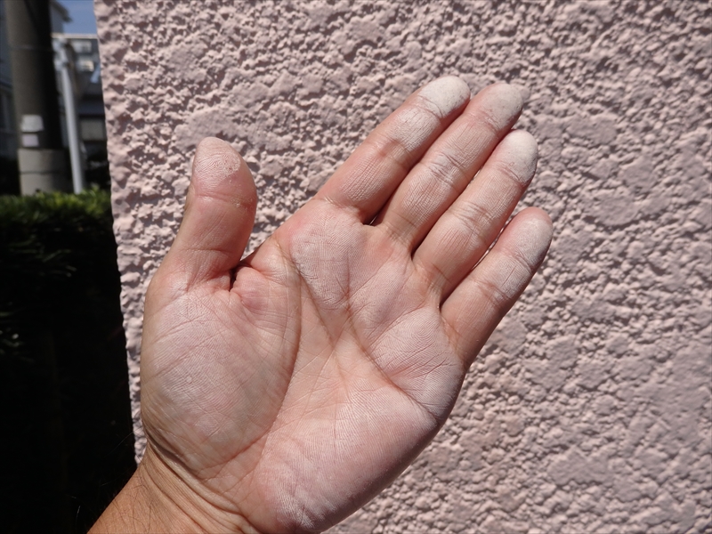外壁は塗膜が劣化して起こるチョーキングで、さわると手に粉が付きます。