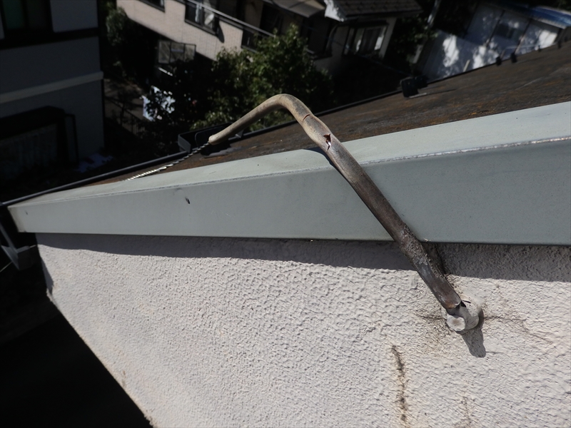 アンテナを固定する針金を外壁に固定しています。固定金具周辺のひび割れ、針金の保護するパイプの割れが起きていました。