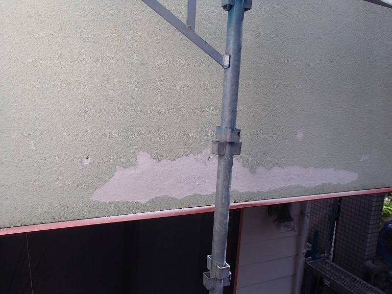 外壁のハガレは取れかかっている状態で塗装しても、もともと壁に密着していないのですぐにはがれます。はがれそうな部分はしっかりと取り除きます。