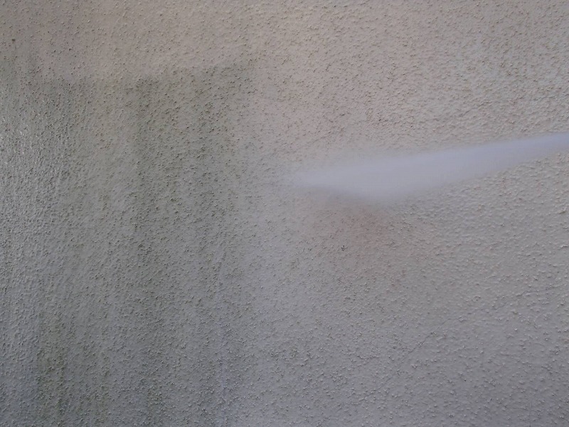 外壁の高圧洗浄です。汚れをスッキリと落としています。