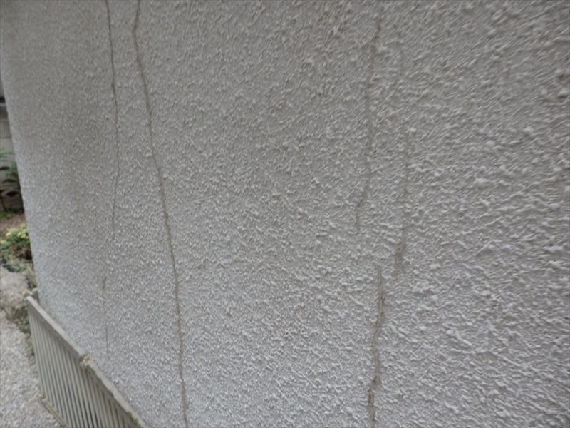 外壁のひび割れを一度補修した後、外壁の塗料の劣化で補修材が浮いて見えています。