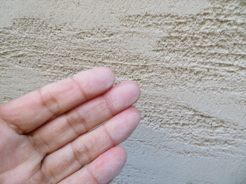 外壁を指で擦ってみると、指先が少し白くなりました。