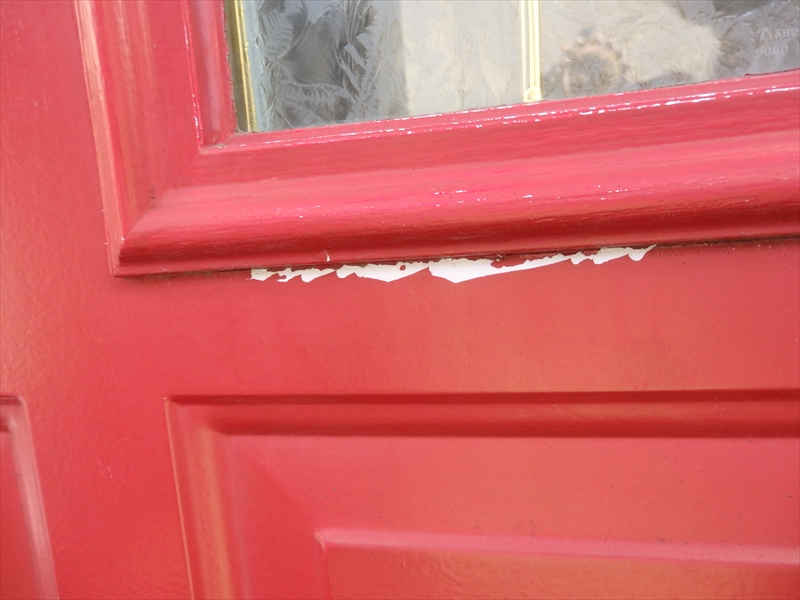 こちらは玄関の塗装の剥がれ。下地が薄くて、塗装が濃いので目立ちます。
