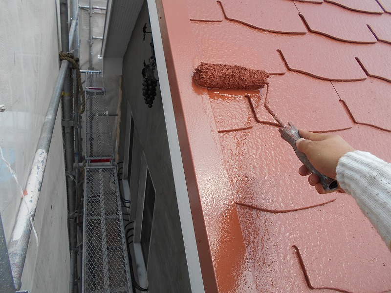 屋根の上塗りをします。