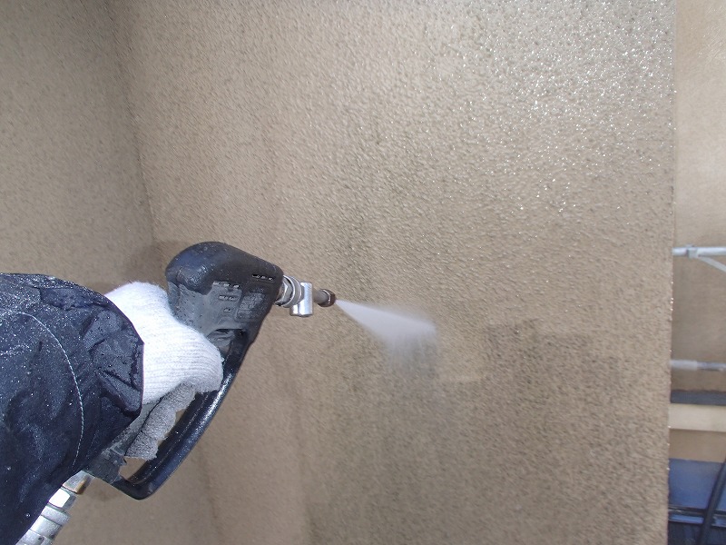 外壁の汚れを高圧洗浄で落としていきます。