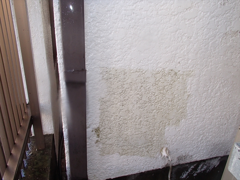 外壁の高圧洗浄の様子。汚れている場所との違いがはっきりと分かります。