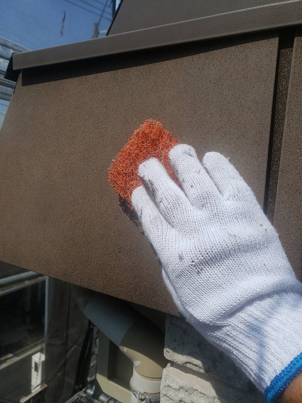 汚れの目立つ破風板部分はケレン作業で汚れを落とします。