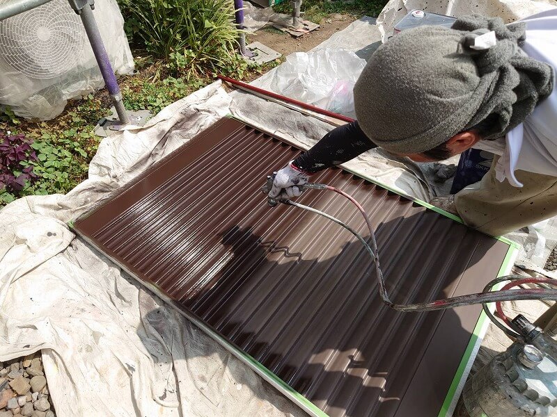 雨戸は広範囲に均一に塗装できるスプレーガンで塗装しています。