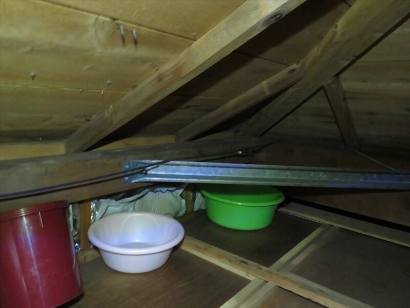 雨漏りしているため、天井裏に洗面器やバケツがおいてありました。