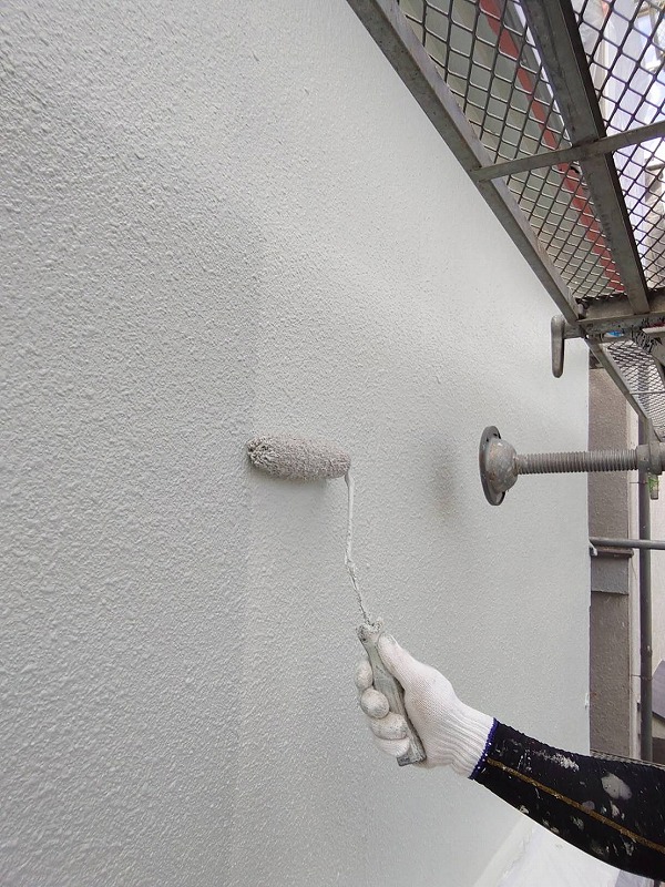 外壁の上塗りをしています。（エスケー化研 水性セラミシリコン SR-420 ）